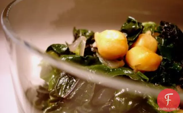 Verdes De Inverno Refogados Com Grão De Bico, Cebola E Alho