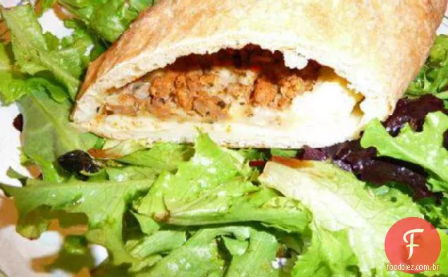 Salsicha e três queijo Calzone
