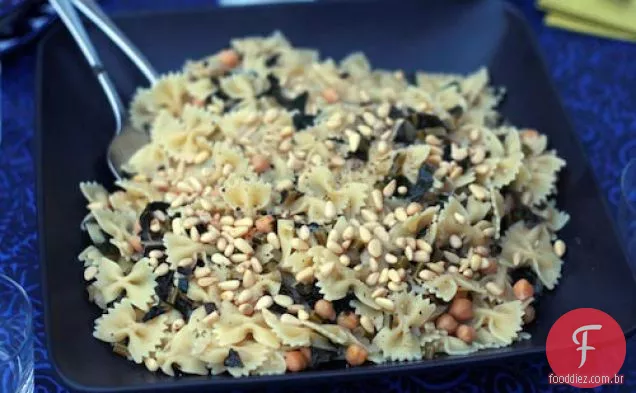Jantar hoje à noite: massa de couve e grão de bico