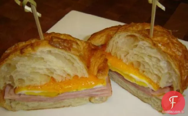 Croissants fáceis de presunto e queijo