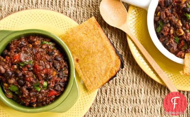 Chili Smoky BBQ de Ano Novo com pão de milho plano e crocante