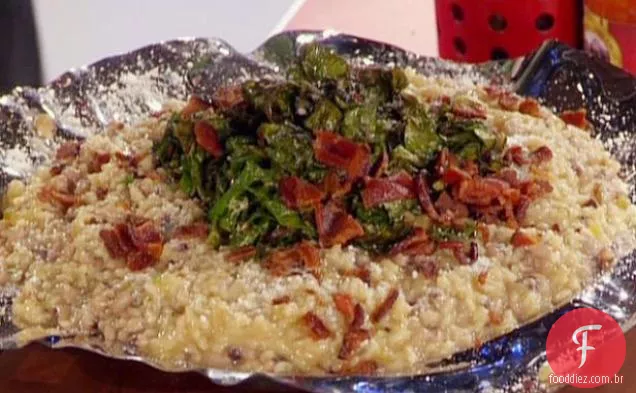 Risoto de ervilha de olhos pretos com Bacon e verduras do Sul