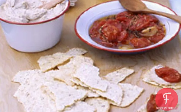 Patê de peixe azul defumado com tomate assado em bolachas