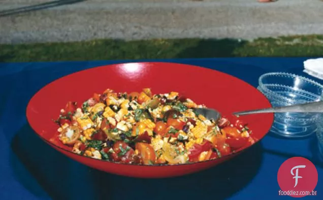 Tomate de herança e salada de milho grelhado com vinagrete de manjericão