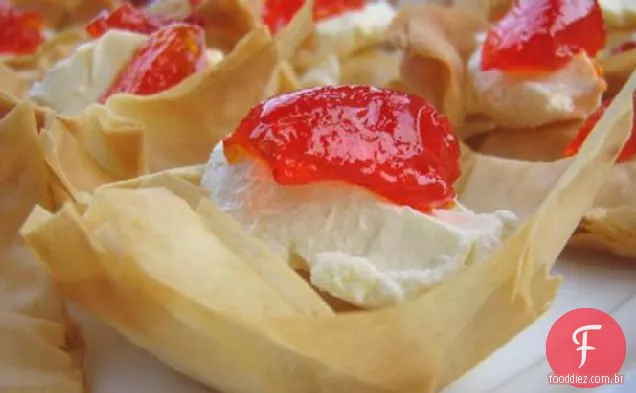 Tortas fáceis da pastelaria de Phyllo com geléia da pimenta quente