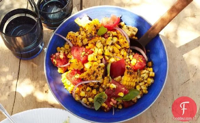 Salada De Milho Carbonizada Com Manjericão E Tomate