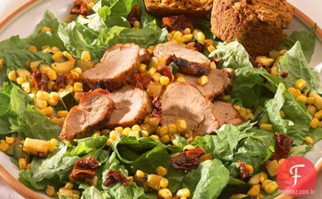 Salada de milho do sudoeste com carne de porco