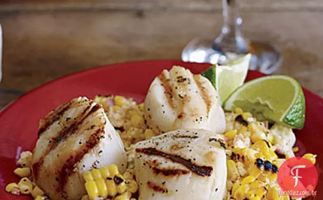 Vieiras grelhadas com salada de milho mexicana