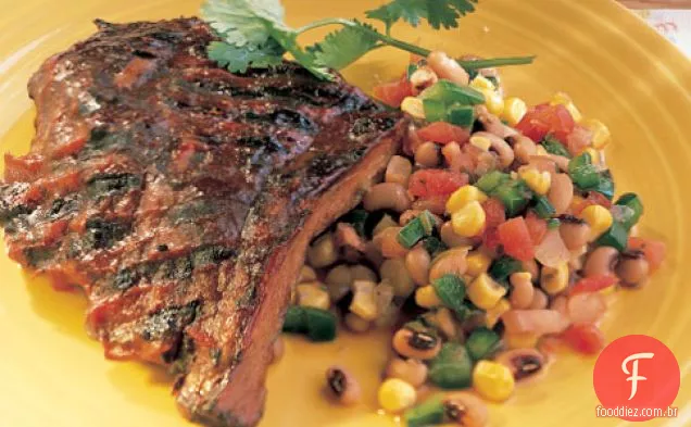 Costelas grelhadas com milho e salada de ervilha de Olhos Pretos