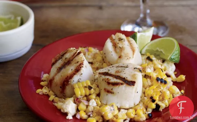 Vieiras grelhadas com salada de milho mexicana