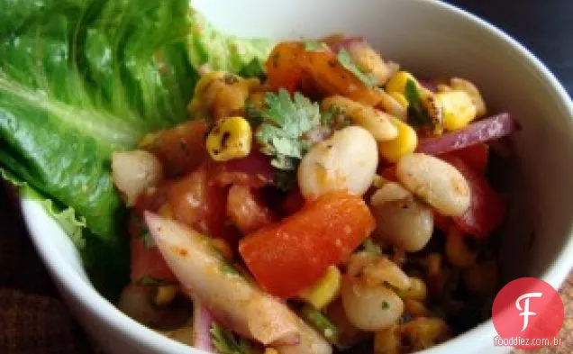 Salada De Milho Vermelha Do Chile Com Limas E Tomates Cereja