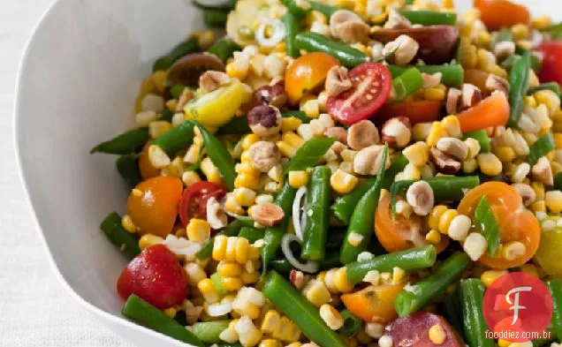 Salada de milho doce com feijão verde e avelãs