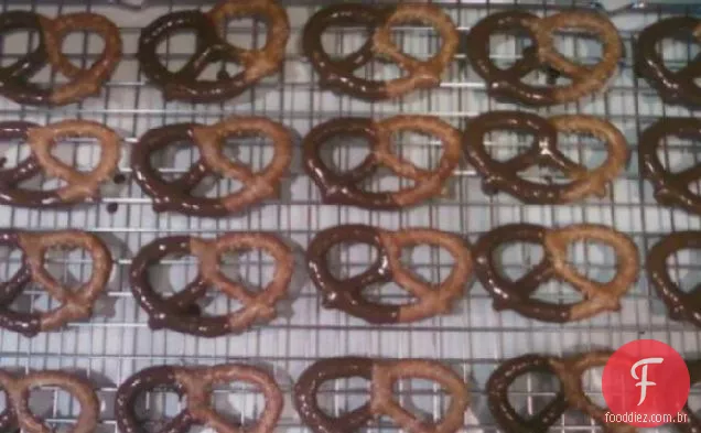 Pretzels cobertos com CHOCOLATE