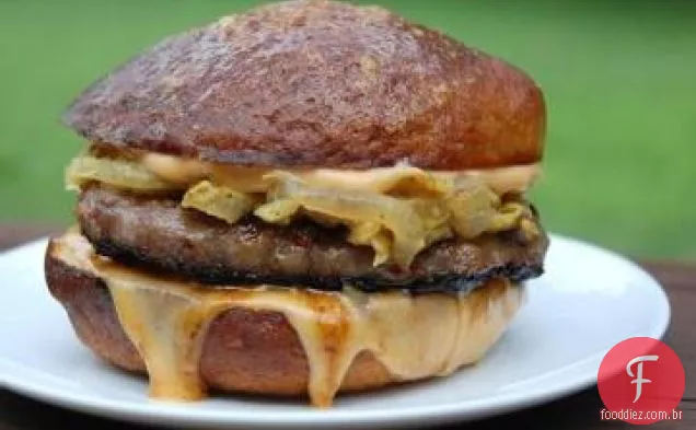 Queijo Cheddar, Pretzel, Cerveja E Hambúrgueres De Carne