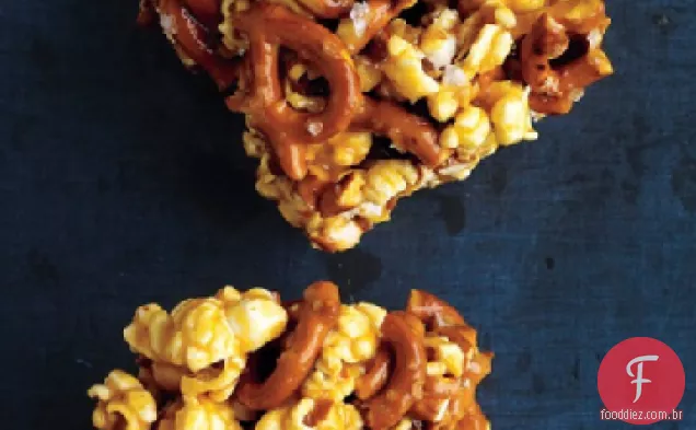 Pipoca de caramelo em borracha e barras de Pretzel