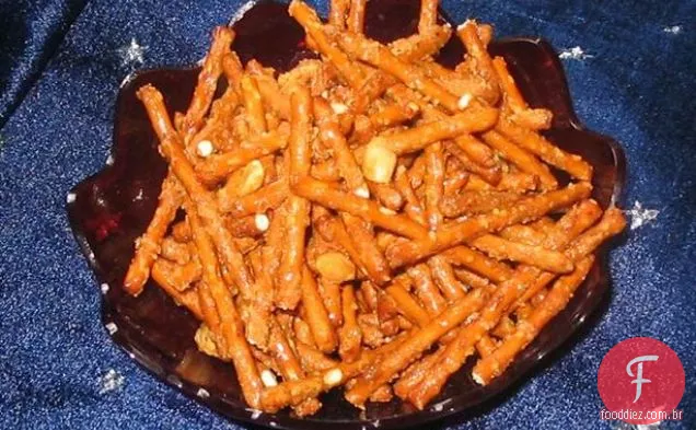 Pretzels e batatas fritas mergulhados loucos
