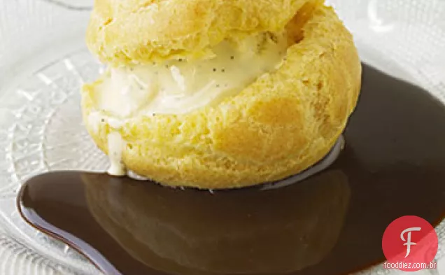 Profiteroles com molho de Chocolate e sorvete