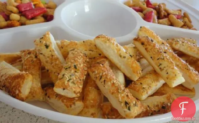 Saborosos petiscos de queijo e gergelim