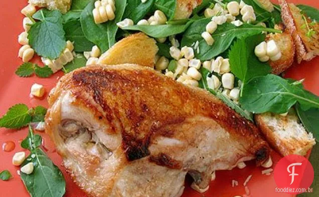 Peitos De Frango Grelhados Com Milho Cru E Salada De Pão Grelhado