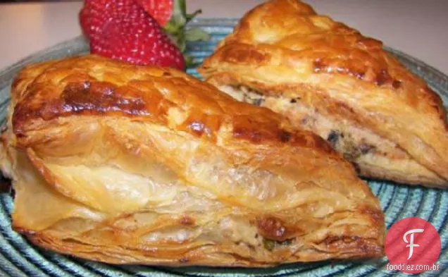 Pastéis cremosos de piquenique de frango e alho-parcelas com Boursin