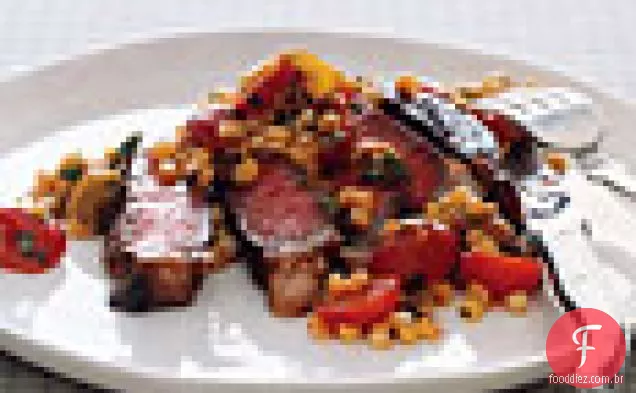 Bife de costela com salada de milho de tomate quente