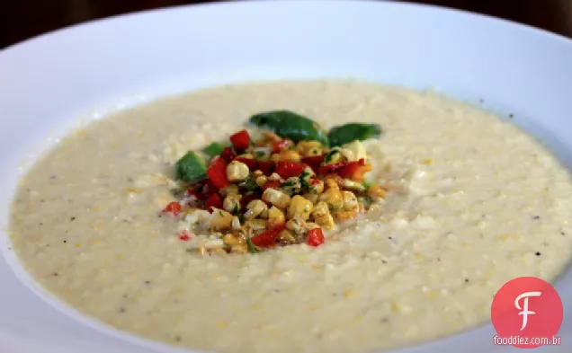 Sopa De Milho Fresca Coberta Com Salada De Milho Assada