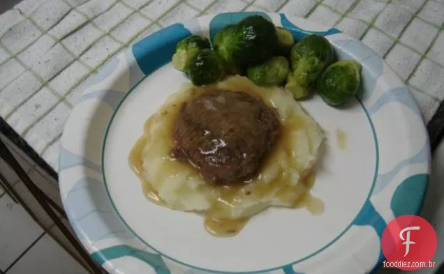 Bife de hambúrguer de bisonte em molho de caldo de legumes