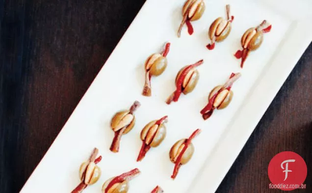 Azeitonas recheadas com amêndoas, anchovas e pimentas