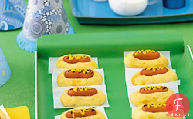 Mini cachorros-quentes em pães Cheddar