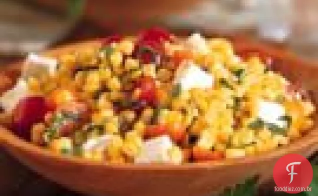 Salada de milho assada na panela com tomate e queijo Feta