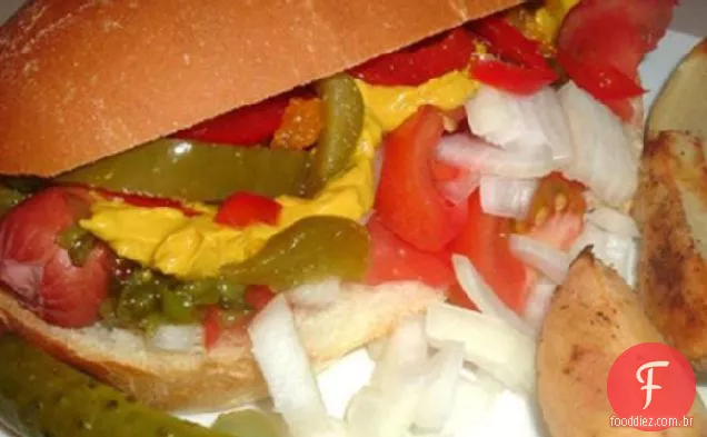 Cachorros-quentes e batatas fritas estilo Chicago
