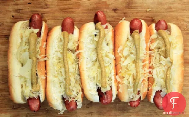 Cachorros-quentes grelhados com chucrute