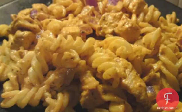 Frango Pesto Vermelho Cremoso Com Macarrão