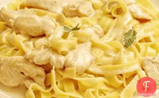 Frango Alfredo com macarrão Fettuccini