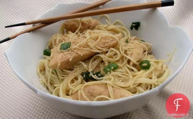 Salada De Macarrão De Frango Teriyaki