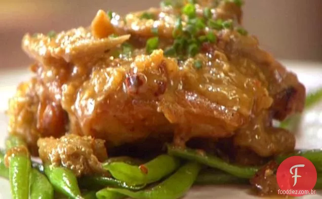 Frango assado com cogumelos e amêndoas