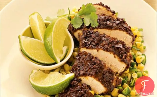 Frango Com Crosta De Tortilha Azul Com Salada De Milho