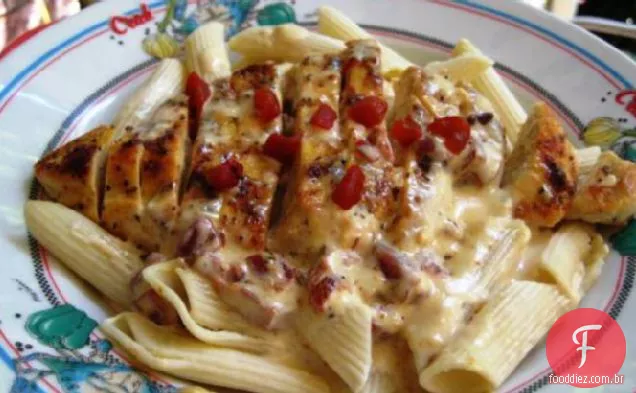 Macarrão com frango e molho de Creme de pimenta vermelha assada