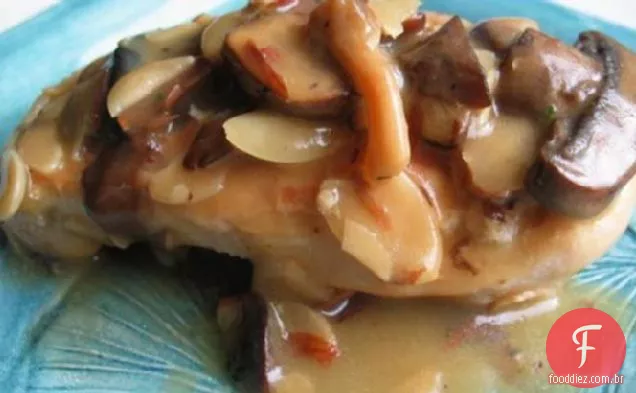 Frango Com Molho De Vinho De Cogumelo