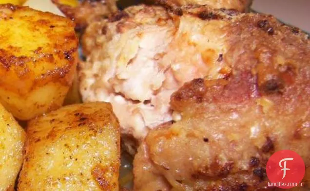 Frango assado com cebola, alho e alecrim