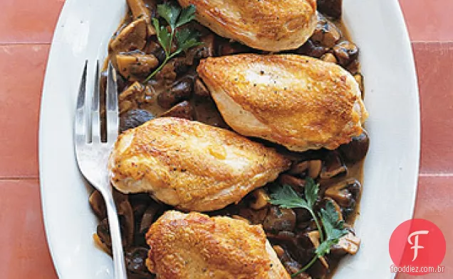 Frango assado com molho de cogumelos selvagens