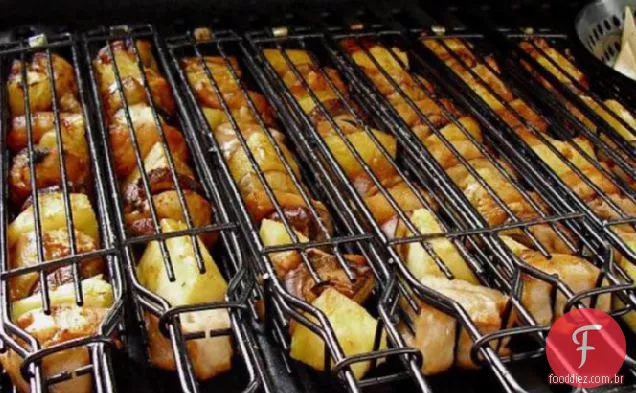 Frango Grelhado E Espetos De Abacaxi