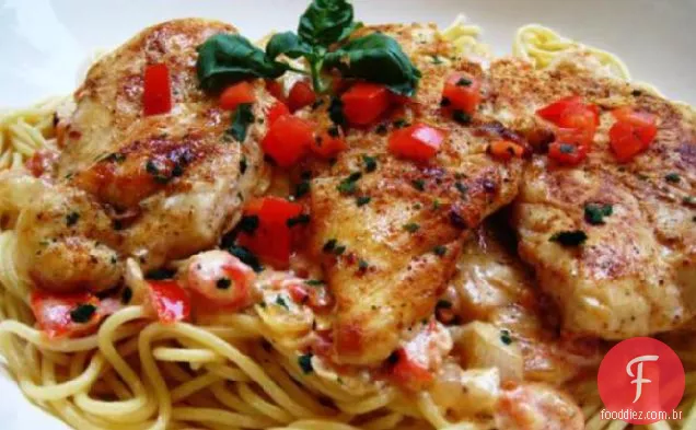 Frango Com Molho De Creme De Manjericão De Tomate