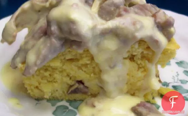 Pão De Milho Suíço Assado Com Molho De Creme De Peru