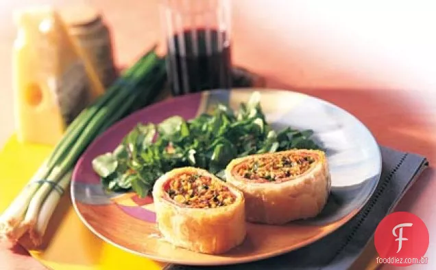 Strudel de presunto húngaro com salada de agrião