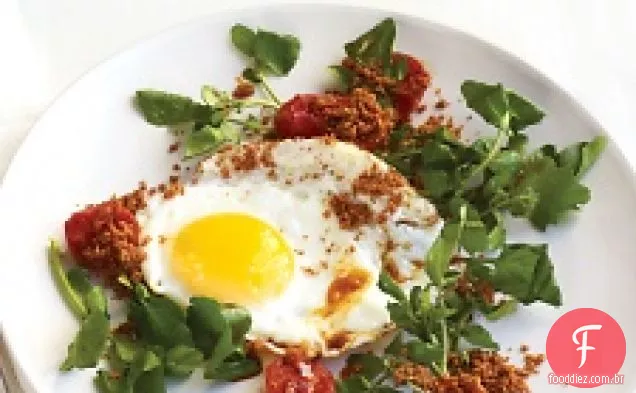 Ovos Fritos Com Tomate, Agrião E Pão Ralado