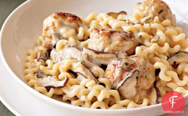 Almôndegas de peru e macarrão em molho de Creme