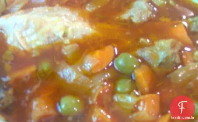 Carne escura refogada Peru sobre macarrão de ovo