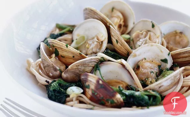 Amêijoas escaldadas com macarrão Udon e agrião