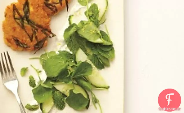 Bolos de lentilha com molho Feta-iogurte e salada de pepino-agrião